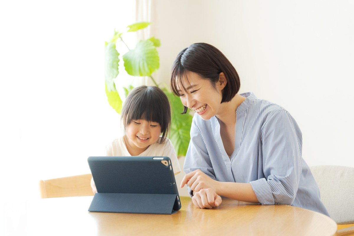 オンラインゲームを楽しむ子どものイメージ