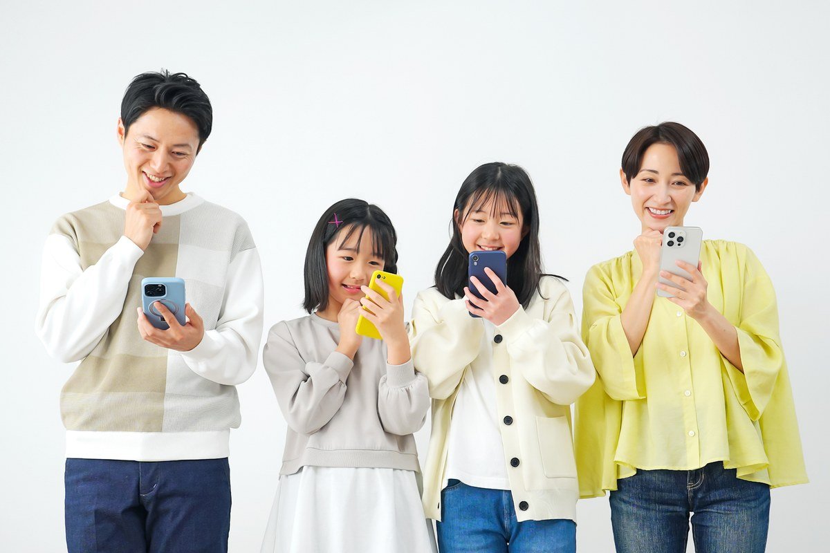 子どもの安全なオンライン利用を見守るイメージ
