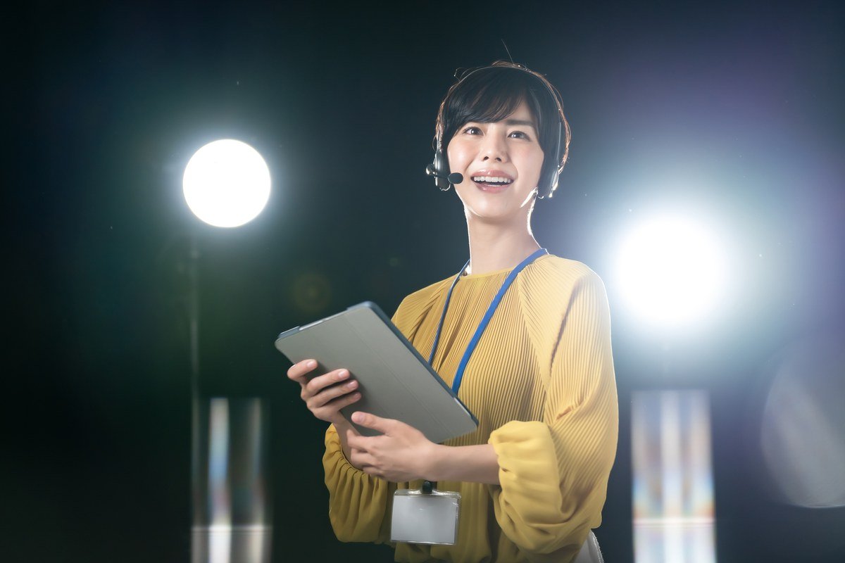 テレビでCMを見ているイメージ