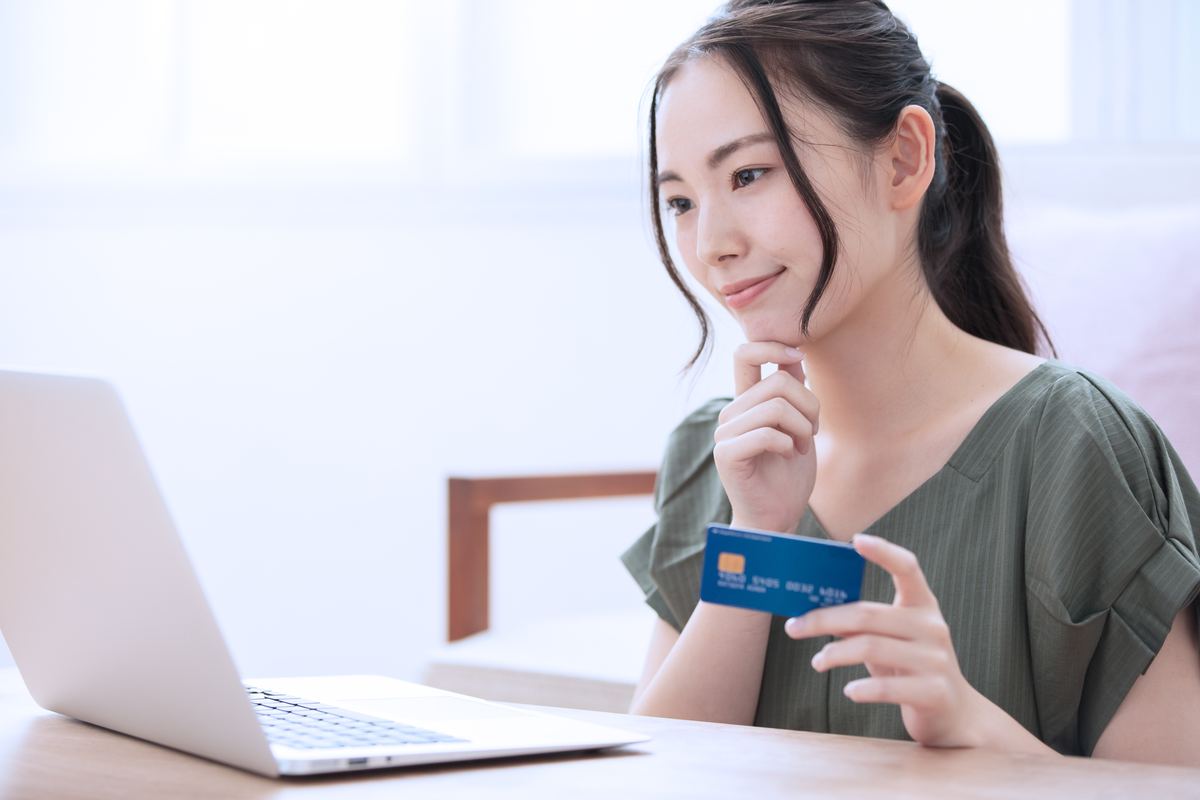 スマートフォンでキャッシュレス決済を操作する様子