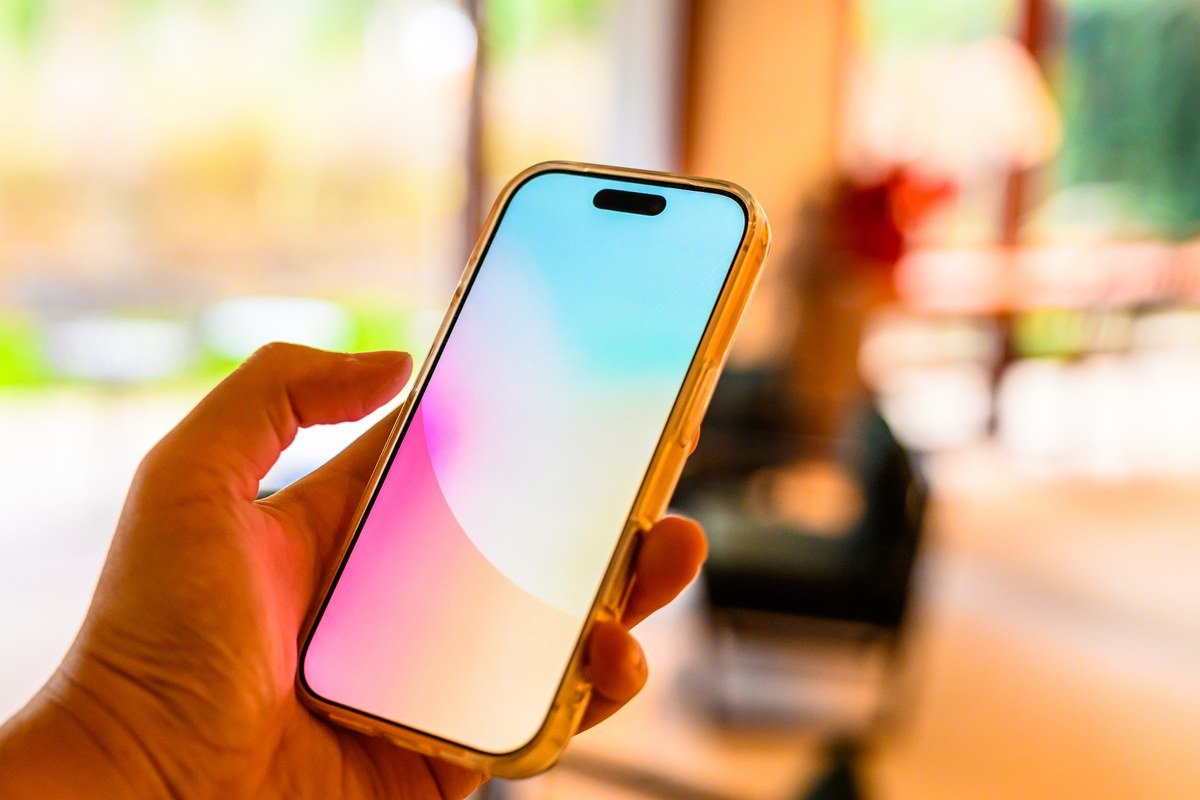スマートフォンでアプリの事前登録をする様子