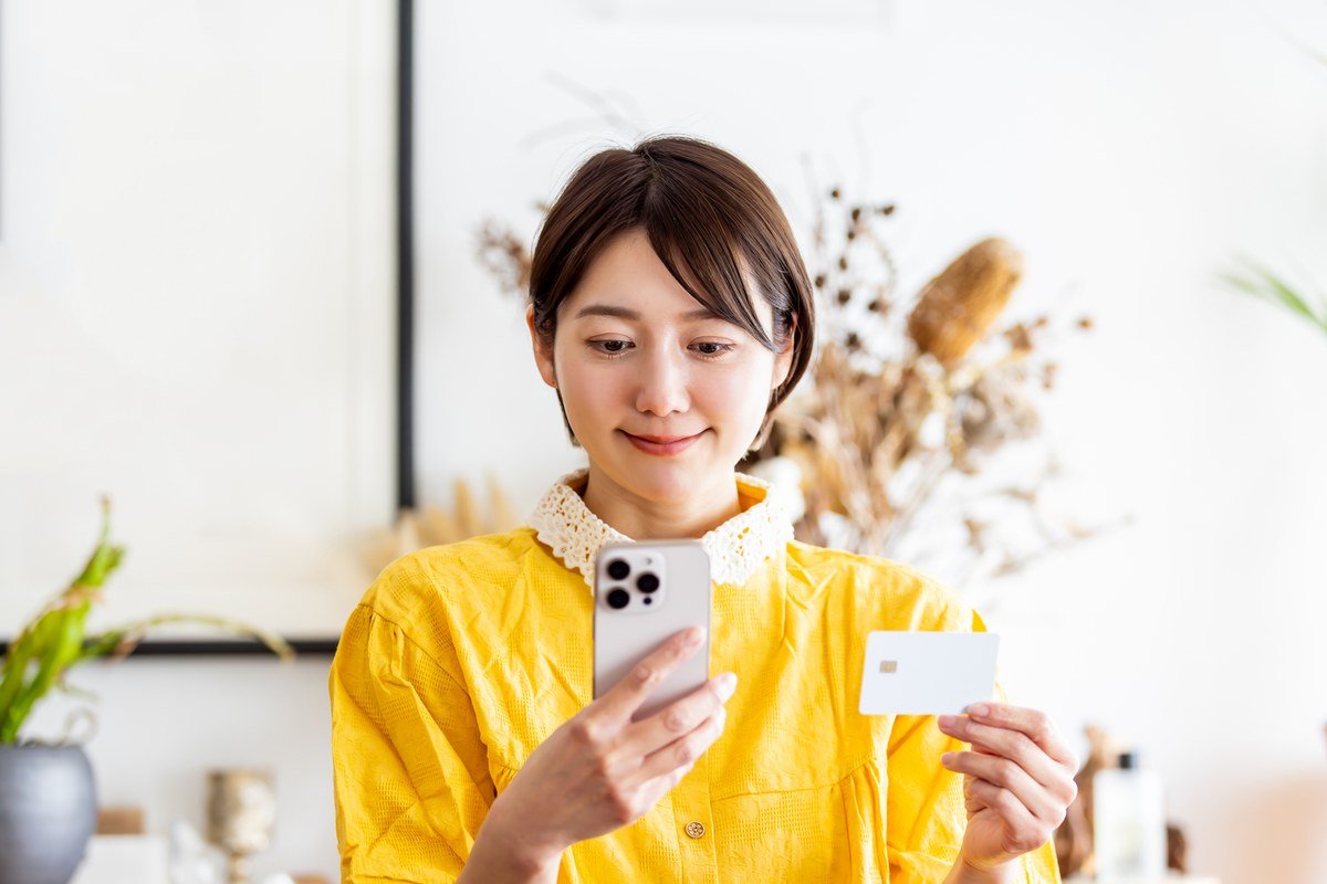 スマートフォンでアプリ内購入を確認する様子