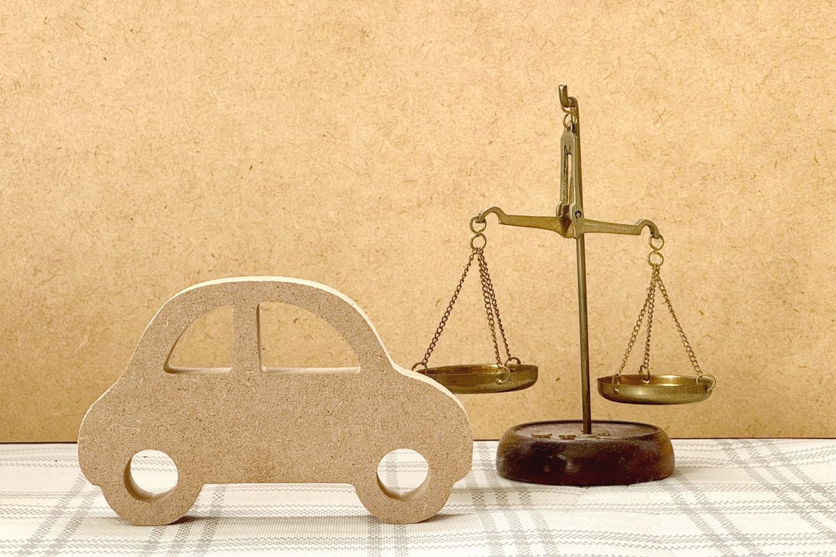 カーシェアとレンタカーを比較検討する様子